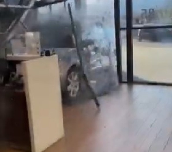 NEVIĐENI HAOS Pobesneli kupac ULETEO AUTOM u salon – razlog će vas ostaviti bez teksta! (VIDEO)