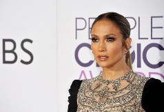 STRUK DELUJE DUPLO UŽE, A TELO MRŠAVIJE Džej Lo nosi letnju haljinu za svaki dan koja dobro stoji svima bez obzira na građu