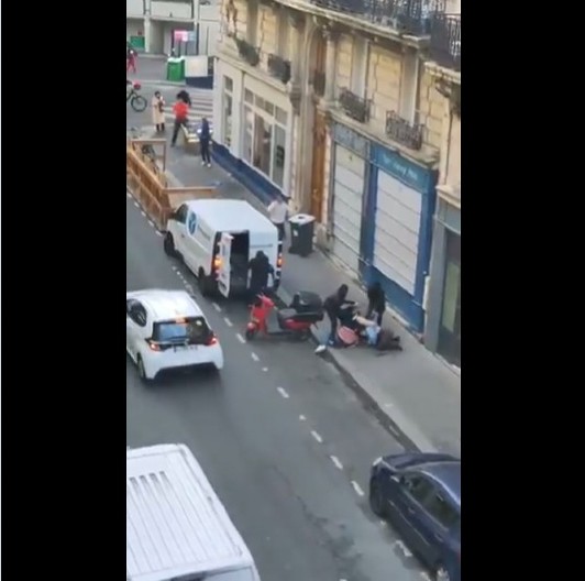 ŽENA VRIŠTI, NAPADAČI JE VUKU PO ULICI, MUŠKARAC JE ŠTITI Jeziv snimak pokušaja otmice u Parizu! (VIDEO)