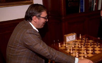 Vučićev geopolitički šah: Belim figurama protiv crnih senki Istoka i Zapada