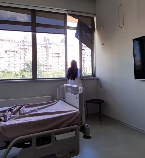 TIK PRED POROĐAJ JE RADILA OVO! Isplivao snimak iz bolnice, voditeljku nikada nismo videli u ovakvom izdanju! (VIDEO)