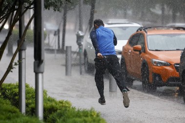 CELA SRBIJA SUTRA U ŽUTOM! RHMZ popalio meteoalarme, ovde će u petak PASTI SNEG! (FOTO)