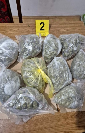 UHAPŠEN MLADIĆ (19) IZ BEOGRADA SA GOMILOM DROGE U stanu na Voždovcu policija pronašla narko-market (FOTO)