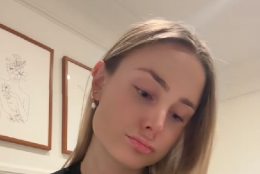 POCEPALA SE 5 MINUTA PRED SLIKANJE Devojka doživela pakao zbog haljine, ali onda je mama spasila krizu na ovaj način