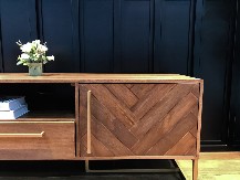 Vekovima skrivano blago završilo ispod televizora: Kovčeg vredan 7 miliona evra služio kao mini-bar, vlasnik saznao tek kad je bilo kasno