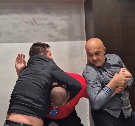 STRAVIČNE SCENE U SKUPŠTINI KRALJEVA, BLOKADERI DAVE DOMAĆINA ZGRADE! Što ih je manje na ulicama to su veće siledžije! (FOTO)