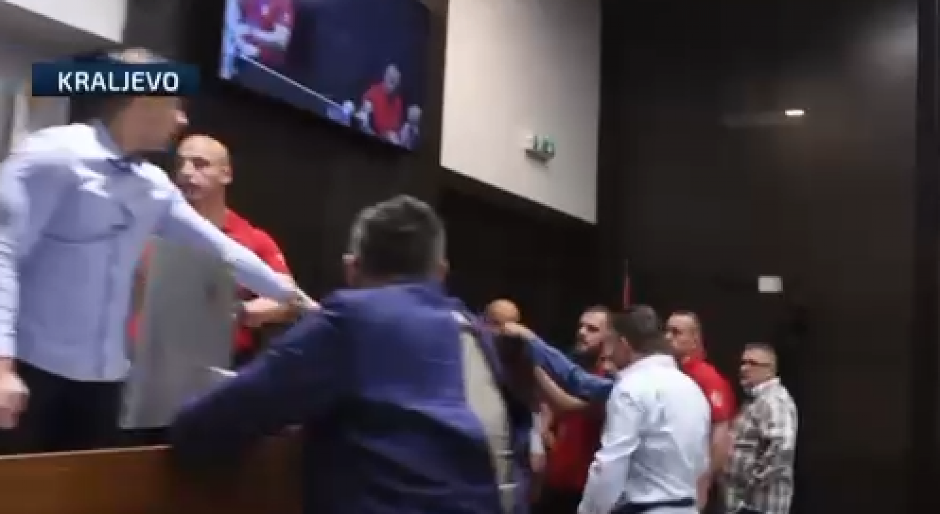 SRAMNO! Opozicija i blokaderi se iživljavaju u Skupštini opštine Kraljevo! Pogledajte ovo divljanje! (VIDEO)