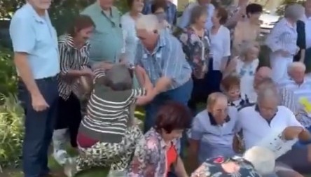 HIT SNIMAK SA GODIŠNJICE MATURE Bivši đaci hteli da se slikaju, pa popadali k'o sveće, cela Srbija plače od smeha! (VIDEO)