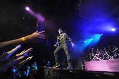 UHAPŠEN POZNATI PEVAČ Nasrnuo na producenta i naneo mu teške telesne povrede, ovo su detalji