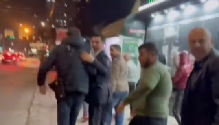 DIVLJAČKO PONAŠANJE BLOKADERA FOTELJAŠA Strašne scene osramotile Srbiju, ovo ne sme da im se zaboravi (VIDEO)