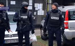 KURTIJEVI KERBERI ZULUMĆARE PO KOSOVSKOJ MITROVICI Naoružani dugim cevima upali u Halu sportova i decu izbacili napolje!