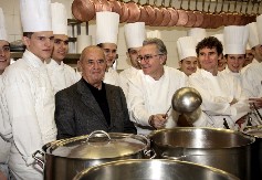 KUVARI IMAJU DOBAR RAZLOG ZAŠTO NOSE VISOKE BELE KAPE Iznenadićete se kada ga saznate