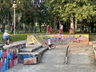 PRONAŠAO DIJAMANT MISLEĆI DA JE UKRASNI PAPIR Šok u parku – srećnik otišao kući bogatiji za hiljade evra