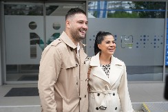 VODITELJKA POSLE POROĐAJA U TIGRASTOJ HALJINI! Ljuba Perućica izveo ženu i ćerku iz porodilišta