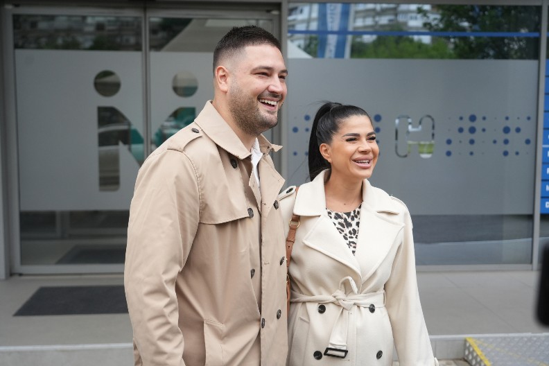 VODITELJKA POSLE POROĐAJA U TIGRASTOJ HALJINI! Ljuba Perućica izveo ženu i ćerku iz porodilišta