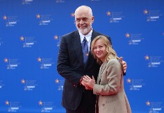 ŠOK NA SAMITU U TIRANI Edi Rama pao na kolena pred Đorđom Meloni, ona mu rekla samo jednu stvar!