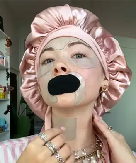 ŽENE MASOVNO IDU NA SPAVANJE S MASKAMA, TURBANIMA I TRAKICAMA  Novi trend zavladao svetom, evo kakav efekat se postiže