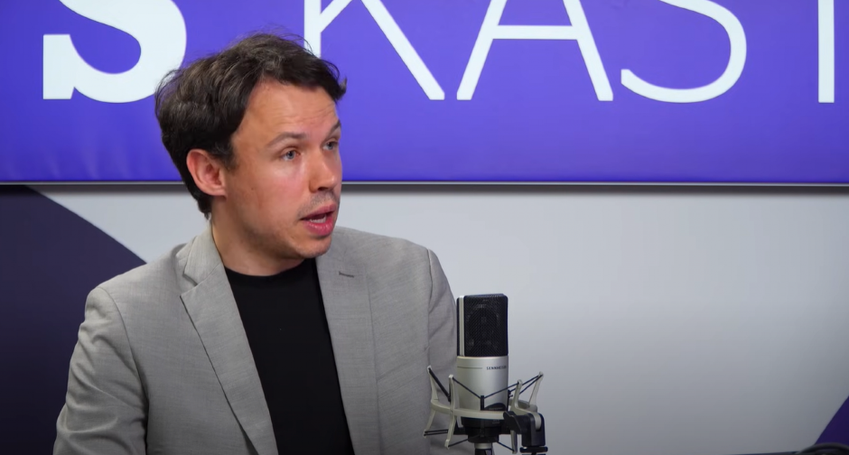 "SKOČIĆU!" Poslanik se popeo na zgradu skupštine