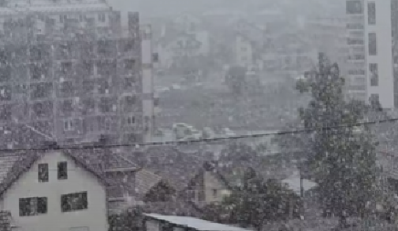 SNEG ZAVEJAO SRPSKI GRAD USRED MAJA! Neverovatne scene kao da je došla zima: "Ko će da čisti sneg na ovu vrućinu?" (VIDEO)