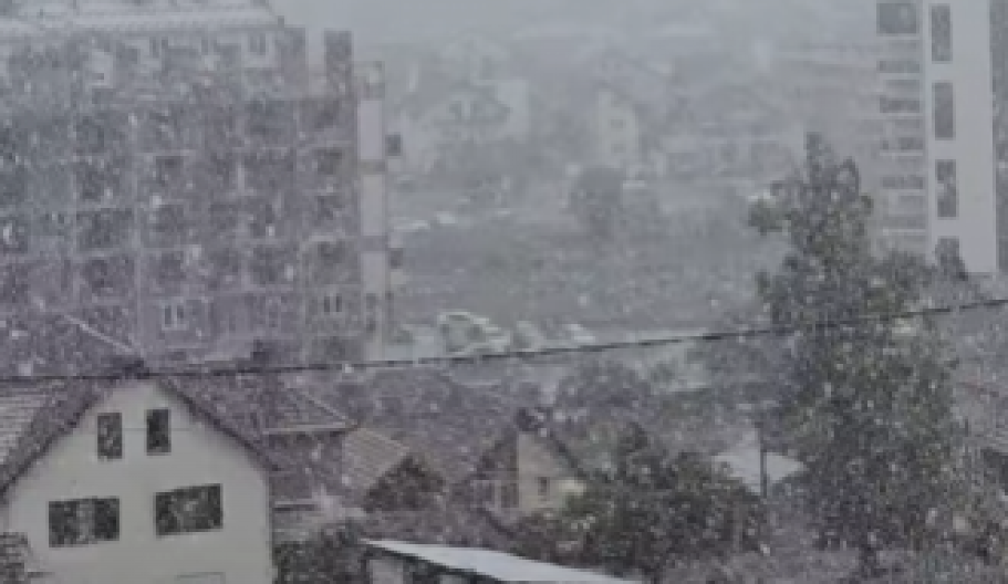 SNEG ZAVEJAO SRPSKI GRAD USRED MAJA! Neverovatne scene kao da je došla zima: "Ko će da čisti sneg na ovu vrućinu?" (VIDEO)