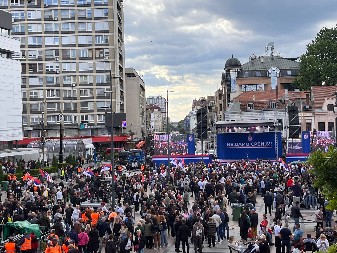 CENTAR NIŠA VEĆ SAD PUN, NEMA GDE IGLA DA PADNE! Sve veći broj ljudi pristiže na Svenarodni sabor! (FOTO/VIDEO)