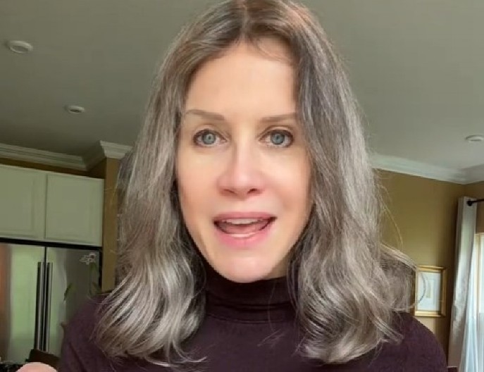 IMA 62, A IZGLEDA KAO DA JE TEK ZAVRŠILA SREDNJU Nije potrošila dinar na kreme, OVO JE NJENA TAJNA ZA LICE BEZ BORA! (VIDEO)