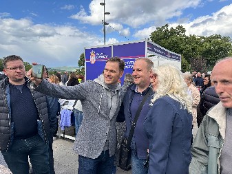 SINIŠA MALI U ZAGRLJAJU SVOG NARODA! ''Ovo je moj život, ovo je prava Srbija'': Svi stoje u redu da se fotografišu sa njim (FOTO/VIDEO)