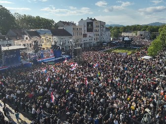 KRCAT TRG KRALJA MILANA Ogroman broj građana u Nišu, došli da podrže Vučića i Pokret za narod i državu! (FOTO)