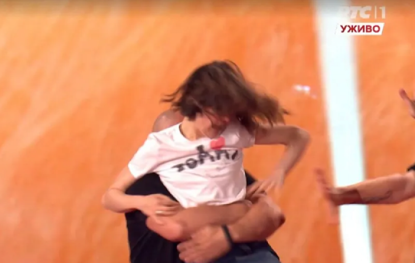 DEVOJKA IZ PUBLIKE ULETELA NA BINU EVROVIZIJE Obezbeđenje munjevito reagovala, ovo se nikada do sada nije desilo (FOTO)