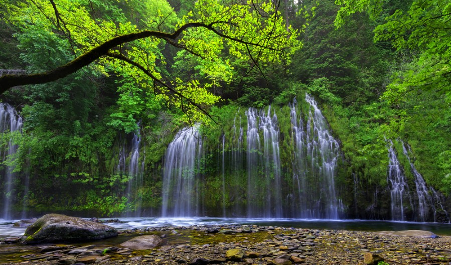 ZBOG NEOBIČNOG VODOPADA LJUDI KRŠE ZAKON I RIZIKUJU ŽIVOT Turisti masovno hrle na ovo mesto iako je poseta zabranjena