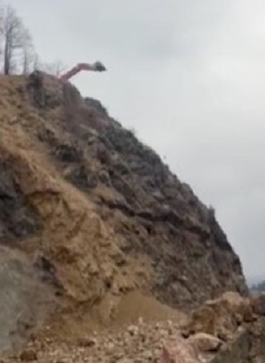 ZEMLJA SE OBRUŠILA NA SELO, IMA MRTVIH Poznato šta je prethodilo užasu! U toku je akcija potrage