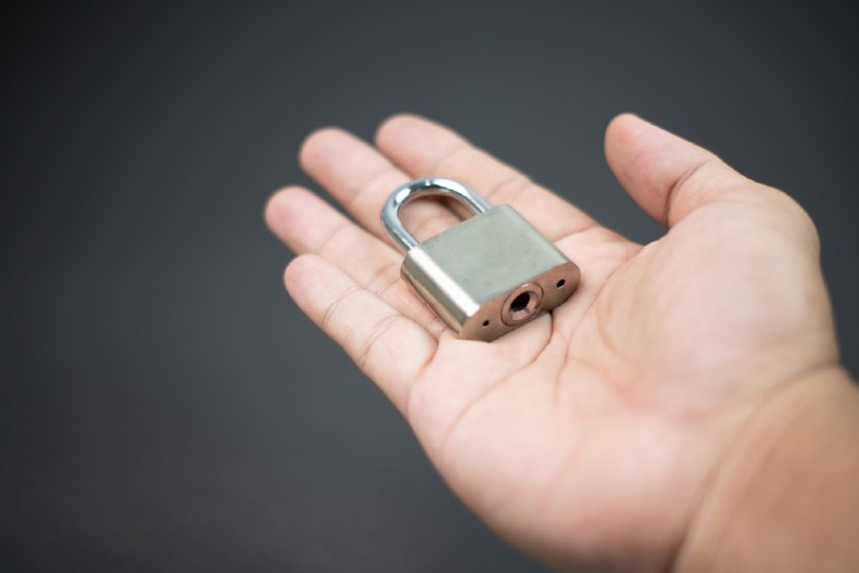 ZNATE LI ČEMU SLUŽI MALA RUPA NA KATANCU? Ovo vam ne bi palo na pamet