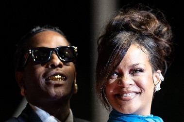 RIJANA ZAPALILA KAN Pevačica istakla trudnički stomak u plavoj toaleti, a ni dečko nije razočarao, pogledajte ovaj stil