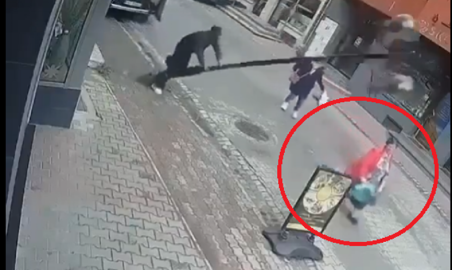 BANDERA PALA NA NESREĆNU ŽENU U POLJSKOJ: Jezivo! U sekundi je poklopila (VIDEO)