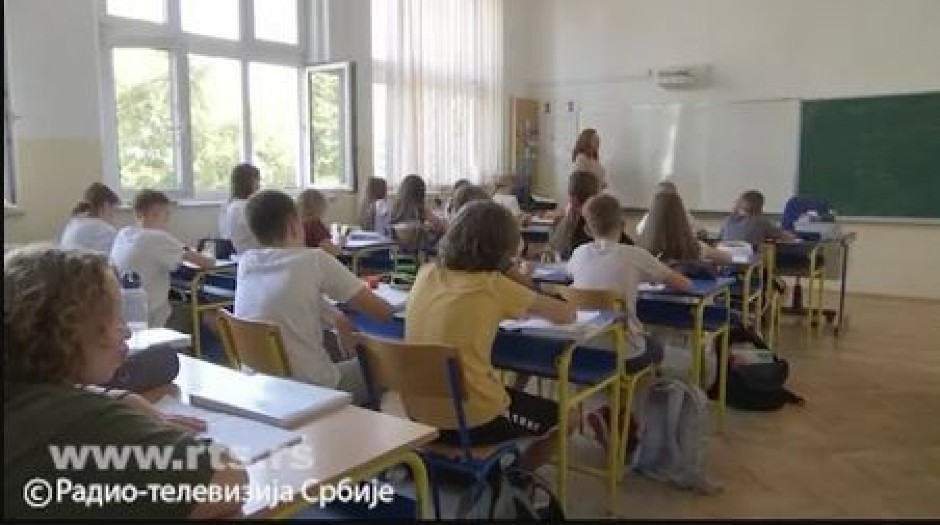 UŽAS U VRANJU! Na devojčicu (7) pala školska klupa u produženom boravku, lekari se bore da joj spasu prst