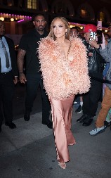 DŽEJ LO IZAŠLA BEZ BRUSA, A ONDA SE DUBOKI DEKOLTE OTEO KONTROLI  Evo šta je pevačica uradila kad su svi mislili da će "propasti u zemlju"