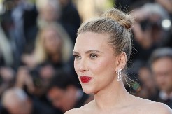 SKARLET JOHANSON ZABLISTALA U KANU KAO REDITELJKA Oduševila je svojim prvim filmom - emotivna priča raznežila je publiku