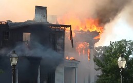 IZGORELA UKLETA KUĆA: Ljudi ostali šokirani prizorom, sablasne scene snimljene tokom požara (VIDEO)