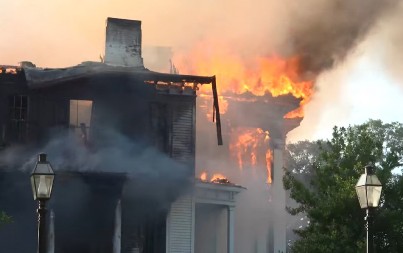 IZGORELA UKLETA KUĆA: Ljudi ostali šokirani prizorom, sablasne scene snimljene tokom požara (VIDEO)