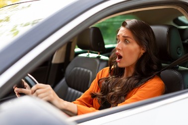 VOZILA JE, A ONDA JE DIVLJA ZVER SKOČILA NA HAUBU Monstrum je gledao pravo u oči, umalo se onesvestila od šoka! (FOTO)