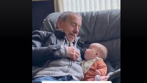 OSTAVILA SAM ĆERKU OD 4 MESECA SA DEDOM NA POLA SATA Kada sam se vratila, zanemela sam od onoga što sam videla