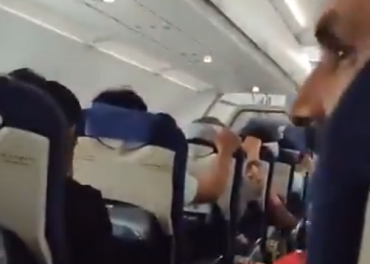 PANIKA! PUTICI VRIŠTE, DECA PLAČU OD STRAHA, AVION IMA OGROMNU RUPU! Pogledajte košmar na letu 6E-2142 (VIDEO)