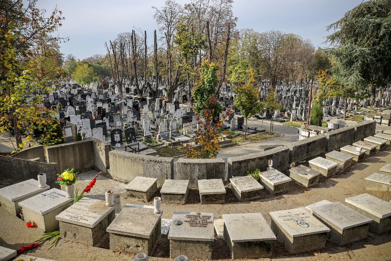 SAHRANJEN DAMIR DOKIĆ Jelena nije ispratila oca na večni počinak: "Udri me, ubij me, kožu mi deri"