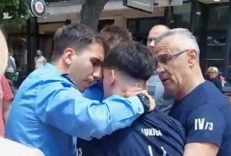 HOROR U KOSOVSKOJ MITROVICI! Kurtijeva policija napala maturanta, ceo krvav, hvataju ga za vrat! (VIDEO)