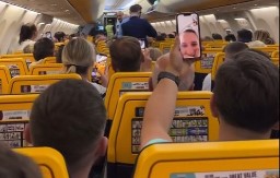 NEVIĐENA DRAMA U AVIONU, PUTNICI VRIŠTALI OD STRAHA Pijana žena PODIVLJALA i uputila JEZIVE PRETNJE, kamera sve zabeležila! (VIDEO)