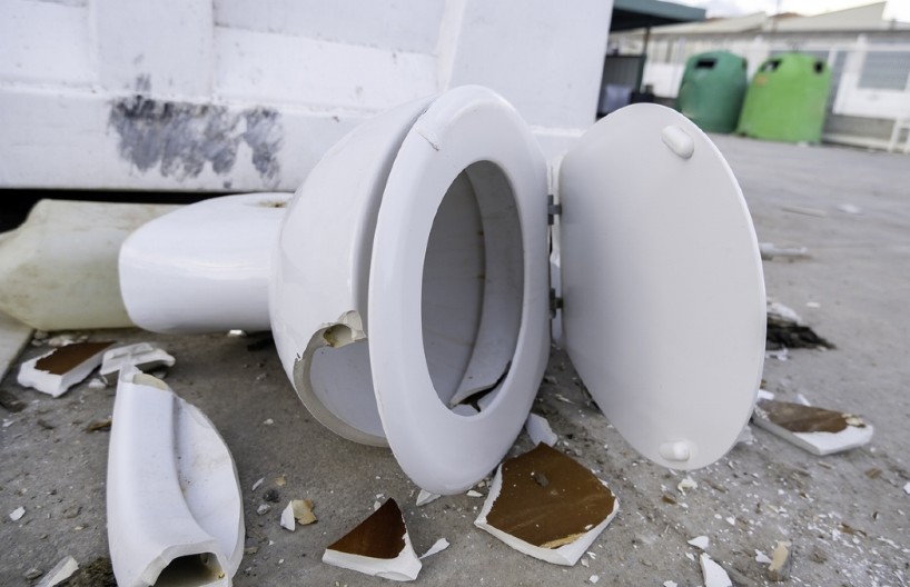 NEVEROVATAN PRIZOR USRED OLUJE Ušao u WC i zatekao SCENU IZ HOROR FILMA! (VIDEO)