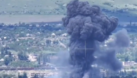 STRAVIČAN NAPAD! RUSI BACILI BOMBU OD 3.000 KILOGRAMA Položaj ukrajinske vojske zbrisan sa lica zemlje! (VIDEO)