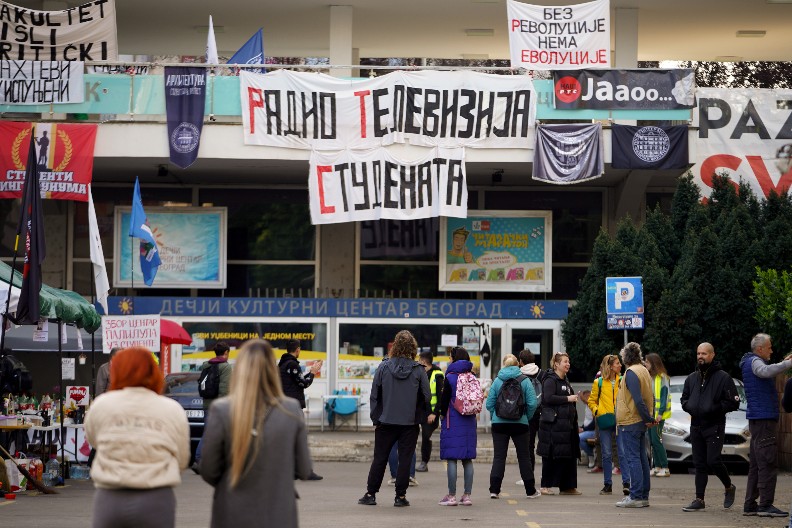 BLOKADERSKI CIRKUS PO ZAPADNOJ REŽIJI: Umesto – ideje crveni tepih, Pikaču i bradate žene, ali tenzija ne sme da spadne!