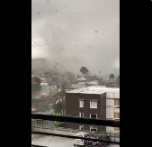 JAK TORNADO UNIŠTIO SVE PRED SOBOM! Osam osoba povređeno, pojavili se zastrašujući snimci (FOTO/VIDEO)
