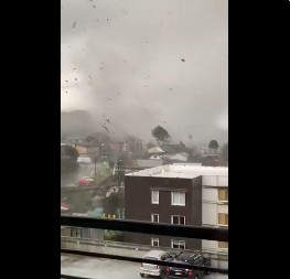 JAK TORNADO UNIŠTIO SVE PRED SOBOM! Osam osoba povređeno, pojavili se zastrašujući snimci (FOTO/VIDEO)